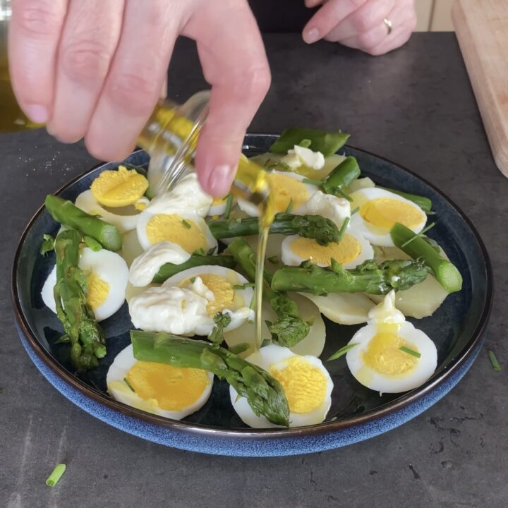 Insalata di patate e asparagi con uova