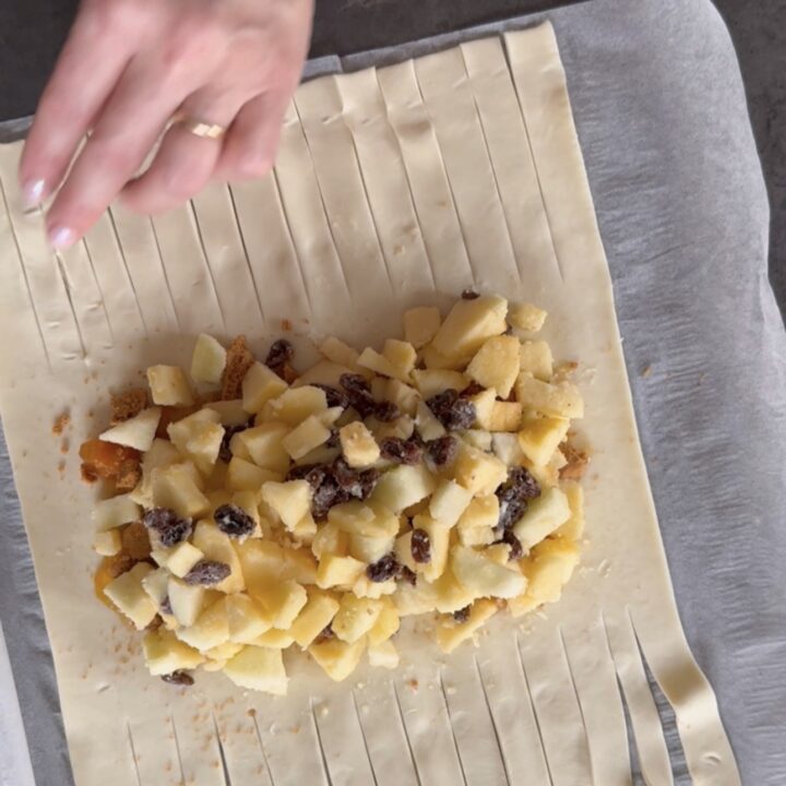 rotolo di pasta sfoglia con mele e marmellata