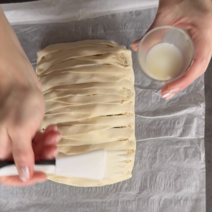 rotolo di pasta sfoglia con mele e marmellata