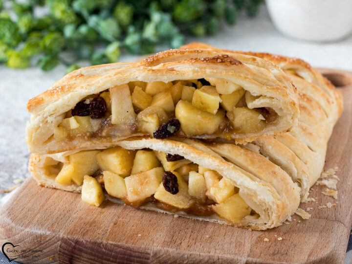 rotolo di pasta sfoglia con mele e marmellata