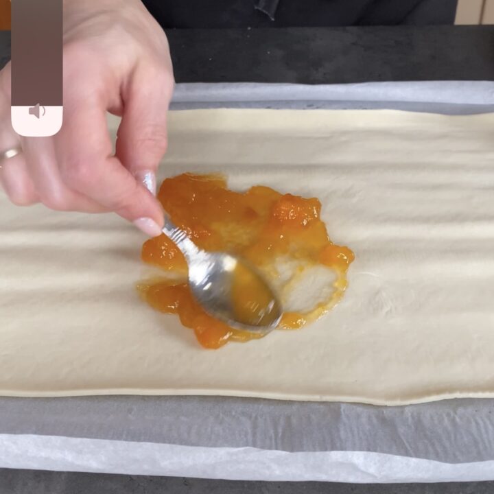 rotolo di pasta sfoglia con mele e marmellata