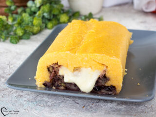 rotolo di polenta con radicchio, speck e formaggio