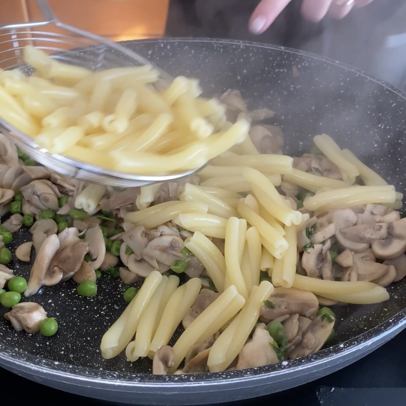 pasta funghi piselli e panna