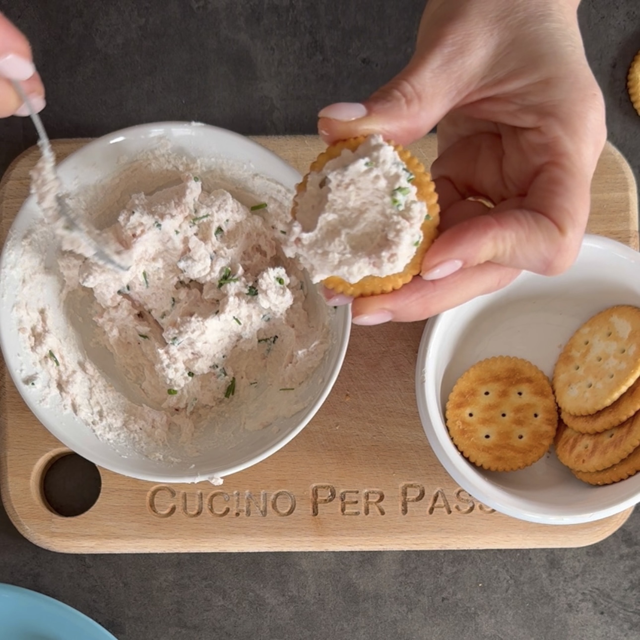 Antipasto con i cracker ricetta salatini aperitivo ricotta crema prosciutto