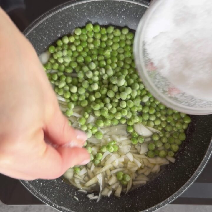 Straccetti di pollo con piselli