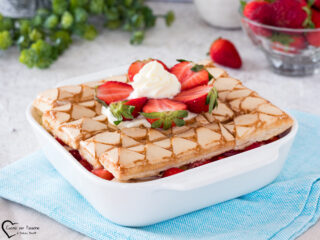Dolce con sfogliatine e fragole