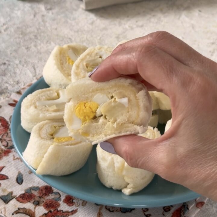 Girelle di tramezzini vegetariani con uova e carciofini