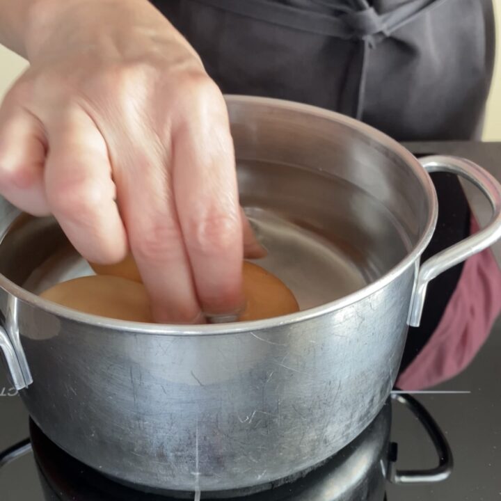 Girelle di tramezzini vegetariani con uova e carciofini