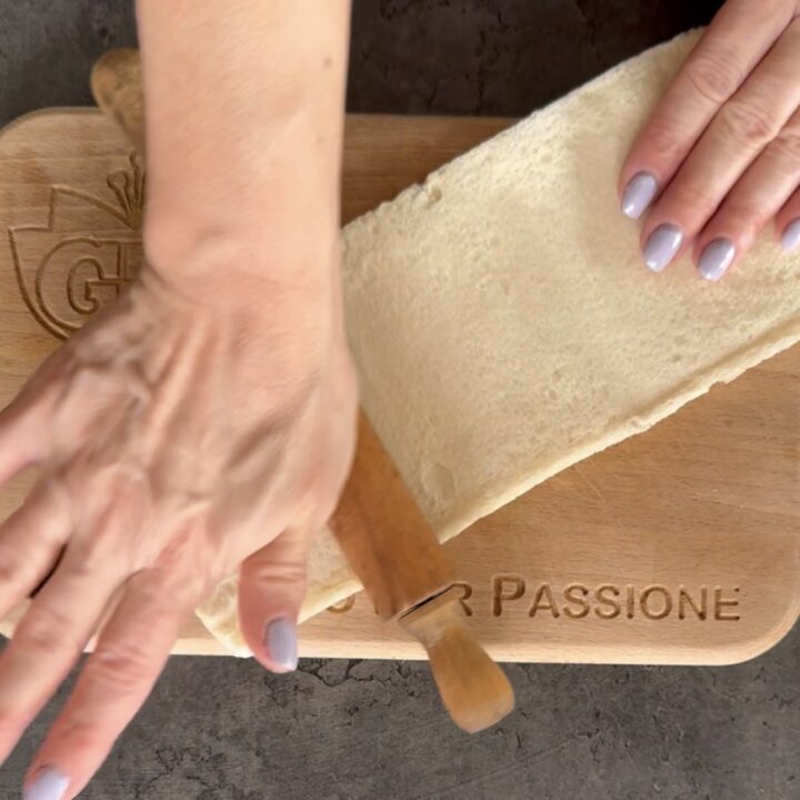 Girelle di tramezzini vegetariani con uova e carciofini