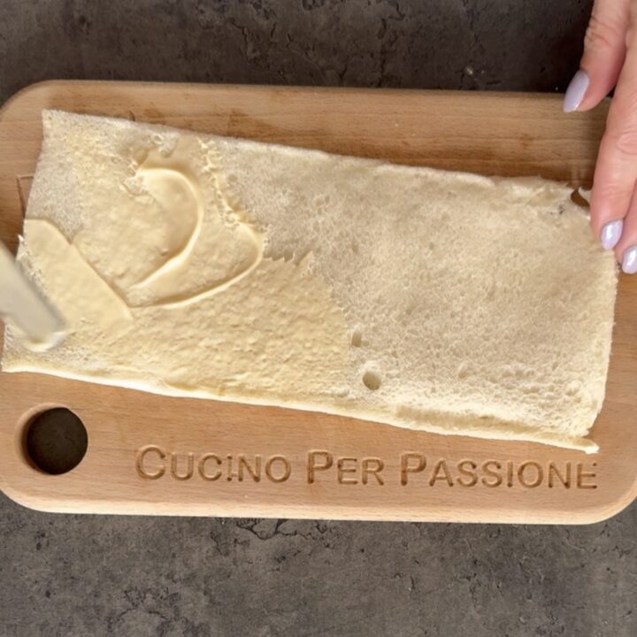 Girelle di tramezzini vegetariani con uova e carciofini