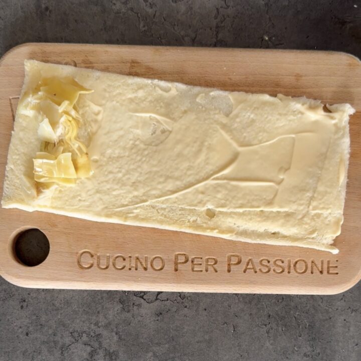 Girelle di tramezzini vegetariani con uova e carciofini