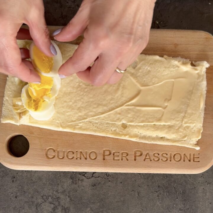 Girelle di tramezzini vegetariani con uova e carciofini