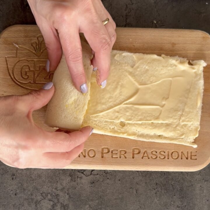 Girelle di tramezzini vegetariani con uova e carciofini