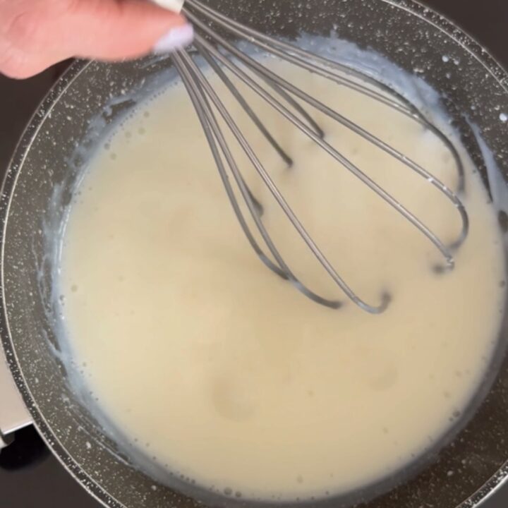 budino al latte con salsa di lamponi