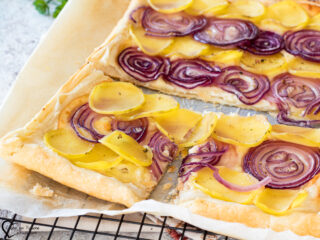 Torta salata con patate e cipolla