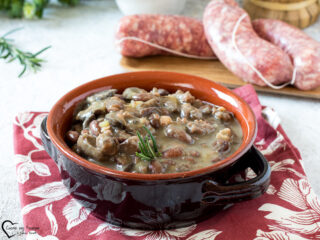 Zuppa fagioli salsiccia e funghi