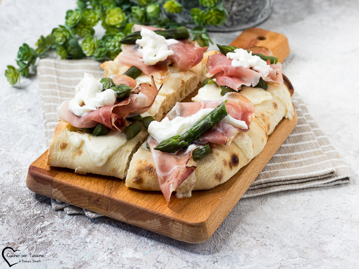 Pinsa con prosciutto crudo e stracciatella
