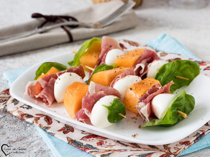 Spiedini prosciutto e melone con mozzarella