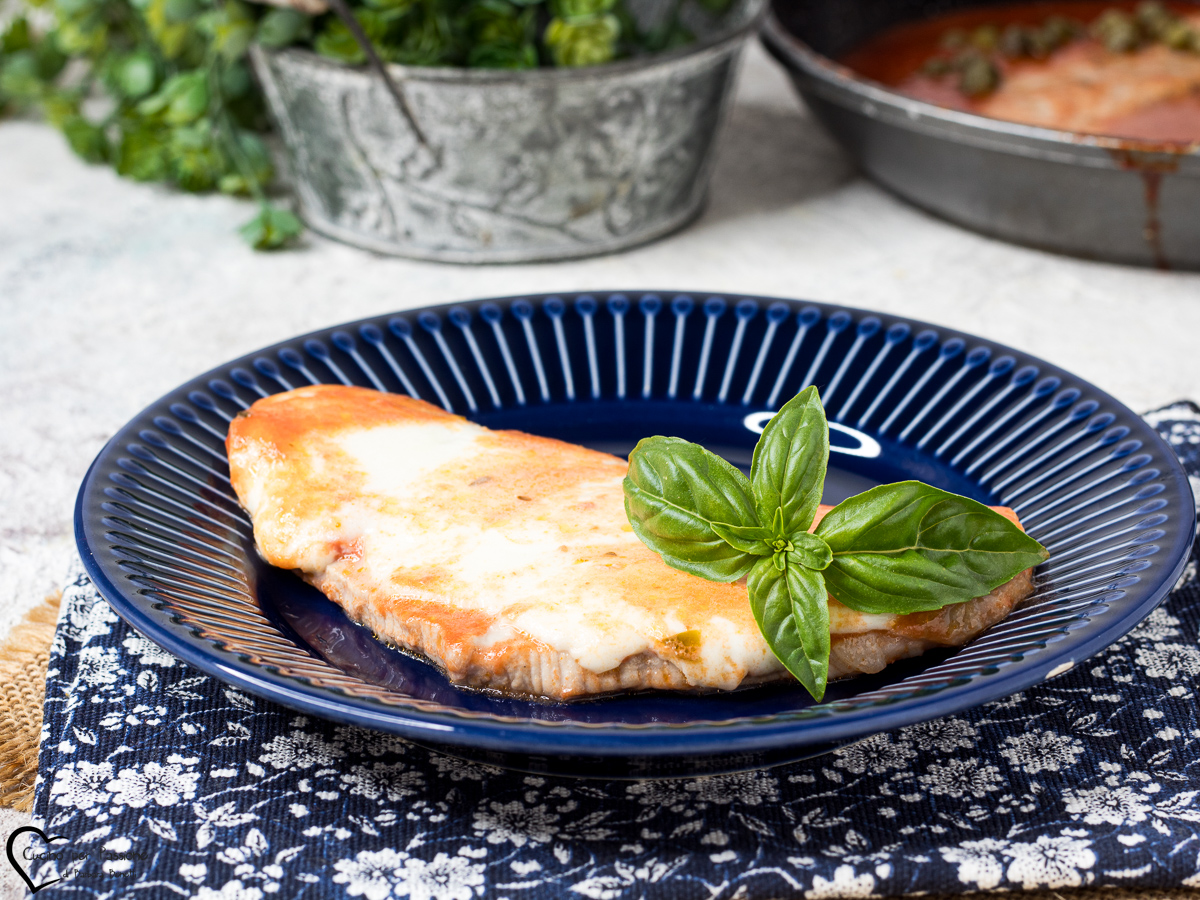 fettine alla pizzaiola con mozzarella