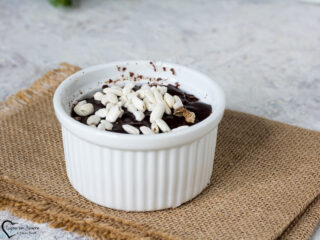 Dolce al cucchiaio con yogurt greco e cioccolat