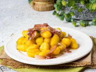 Gnocchi con zucca e speck