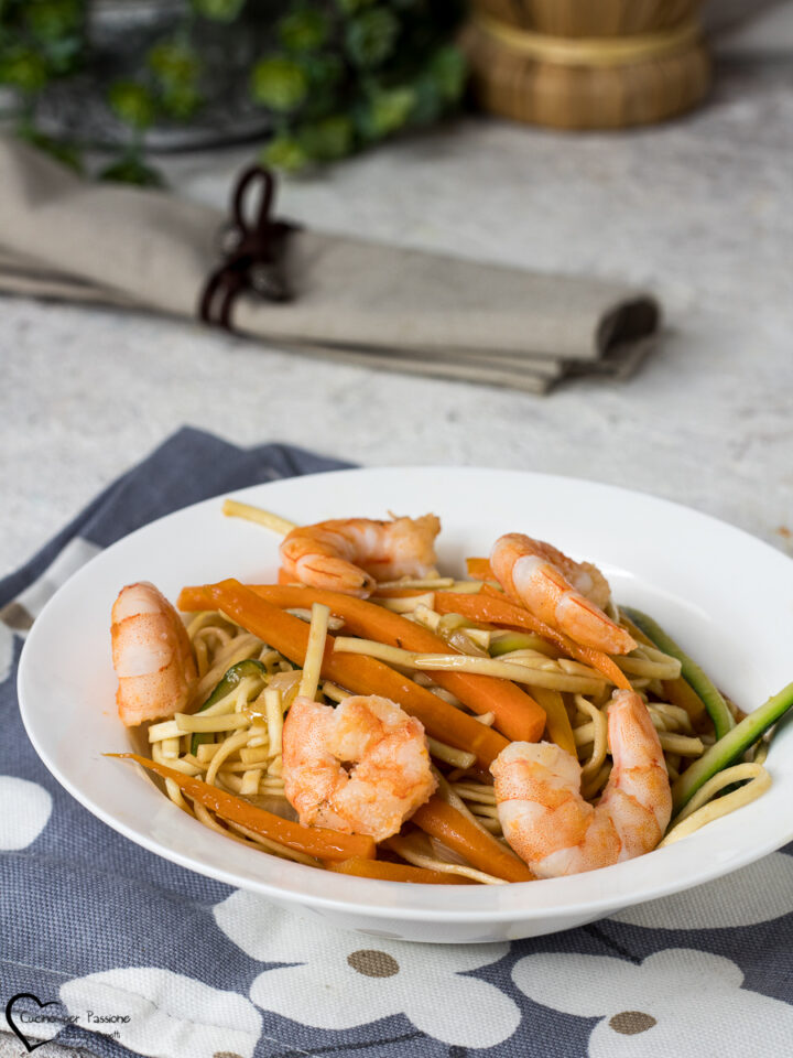 noodle con verdure e gamberi