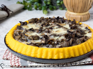 Crostata salata di polenta con radicchio e scamorza