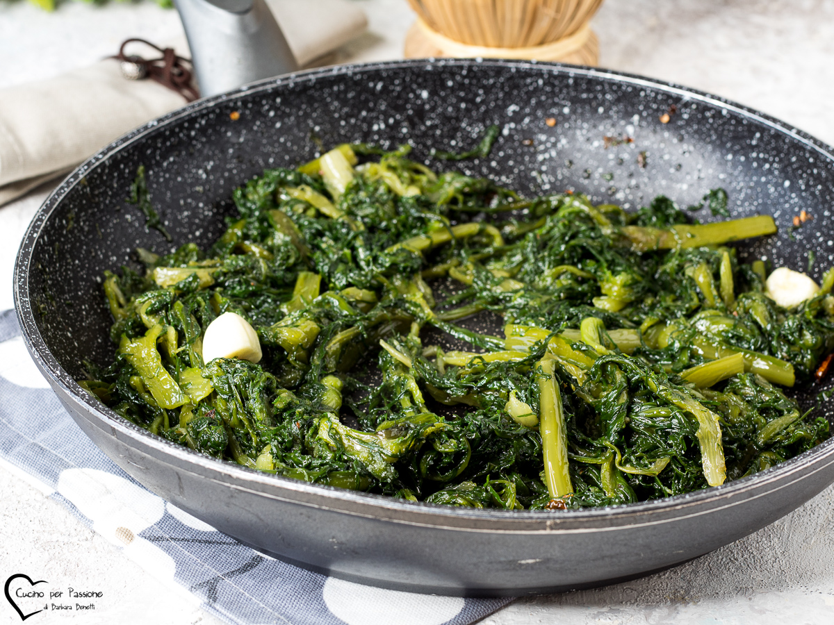 Indivia riccia in padella ricetta insalata riccia frisee verdi lattuga ...