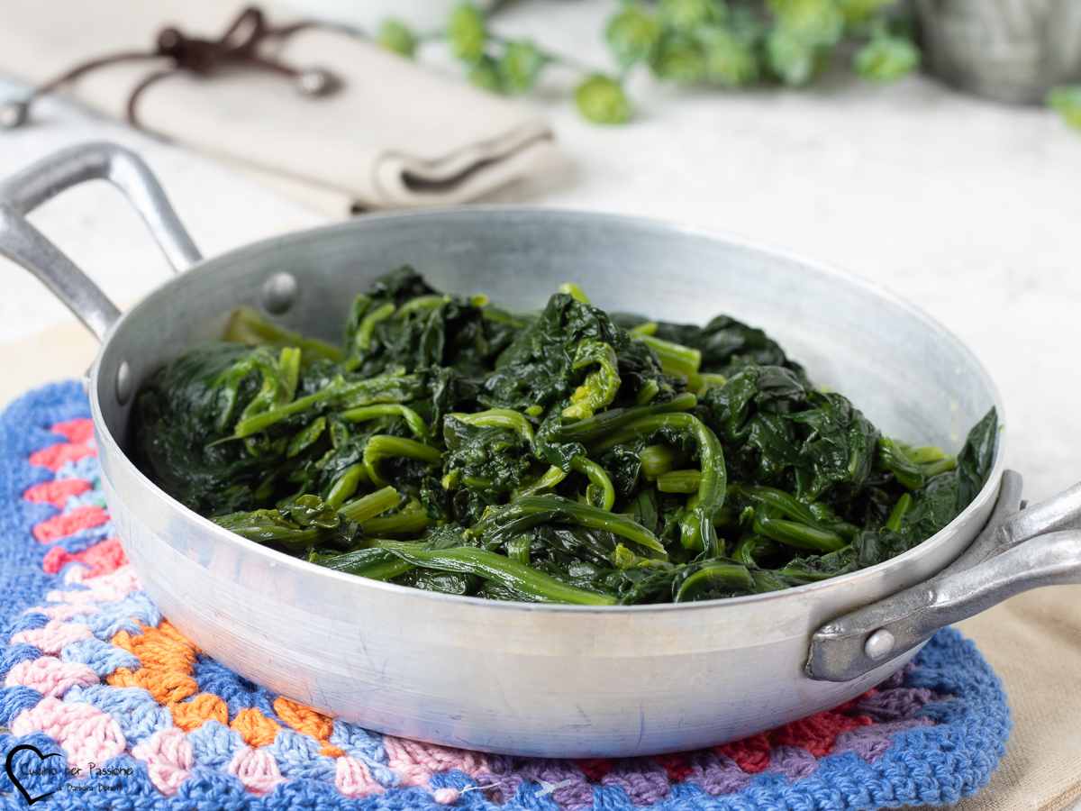 spinaci freschi in padella