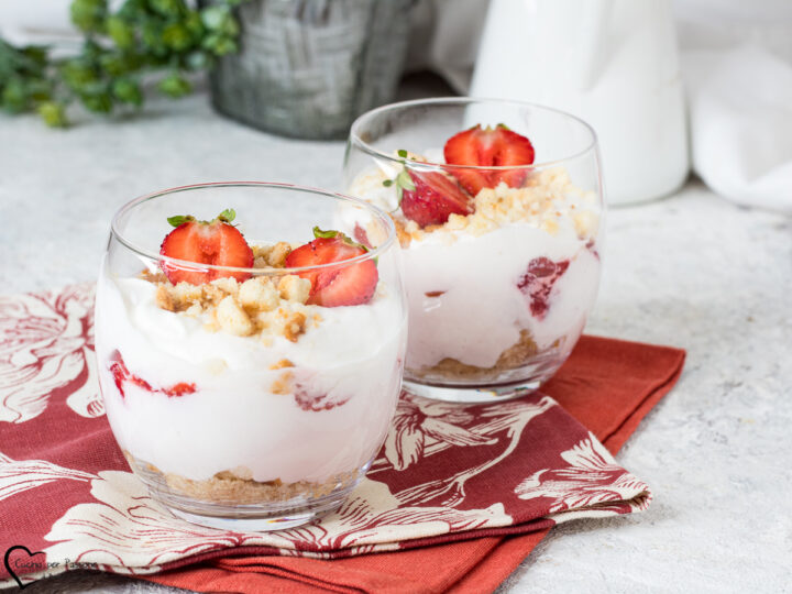 Cheesecake al bicchiere con fragole e yogurt greco