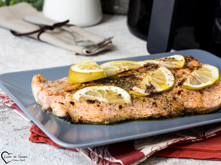 Filetti di salmone in friggitrice ad aria con erbe aromatiche