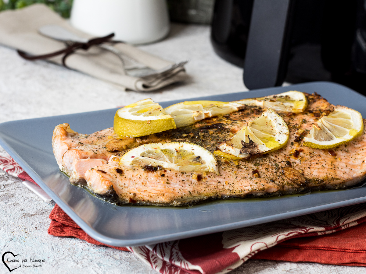 Filetti di salmone in friggitrice ad aria con erbe aromatiche