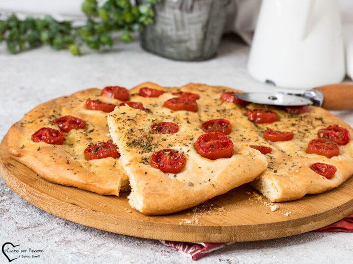 Focaccia all'olio con pomodorini