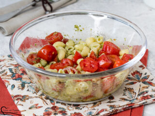 Pasta fredda con pesto di basilico e pomodorini