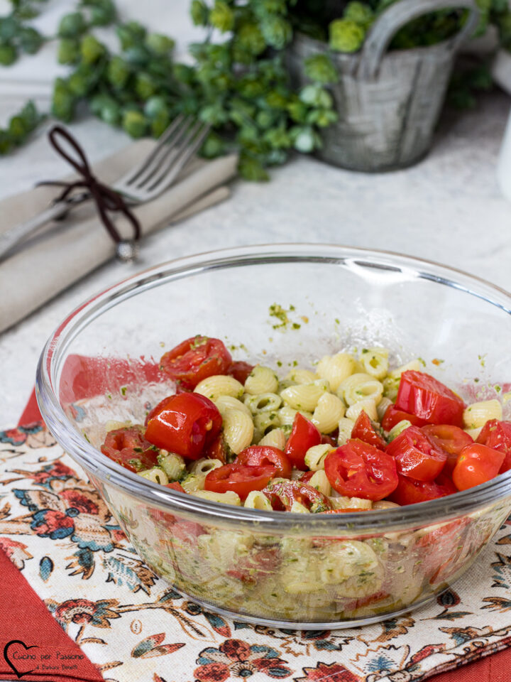 Pasta fredda con pesto di basilico e pomodorini