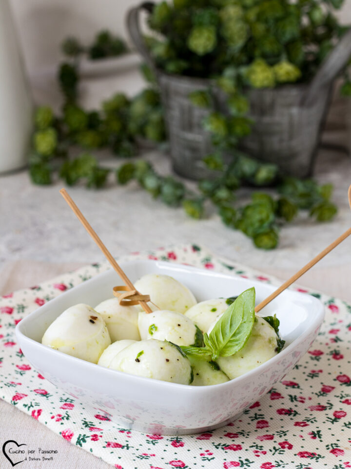 Bocconcini di mozzarella marinati