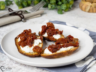 Bruschette con ricotta e pomodorini secchi