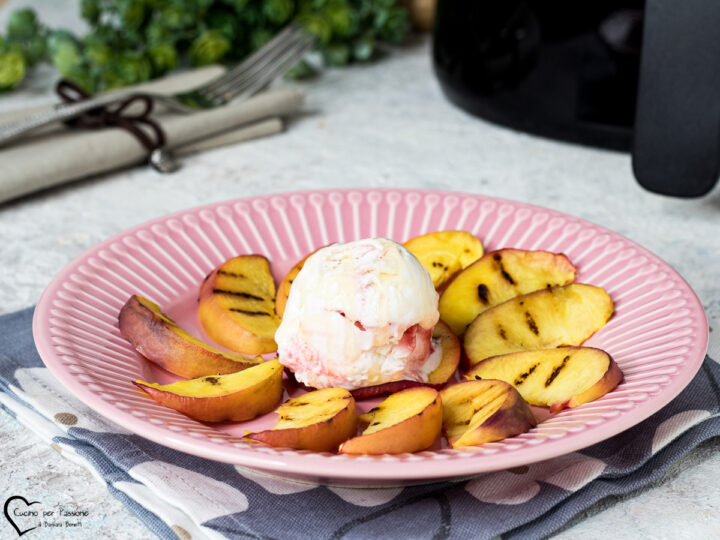 Pesche grigliate con gelato