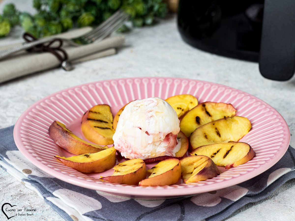 Pesche grigliate con gelato