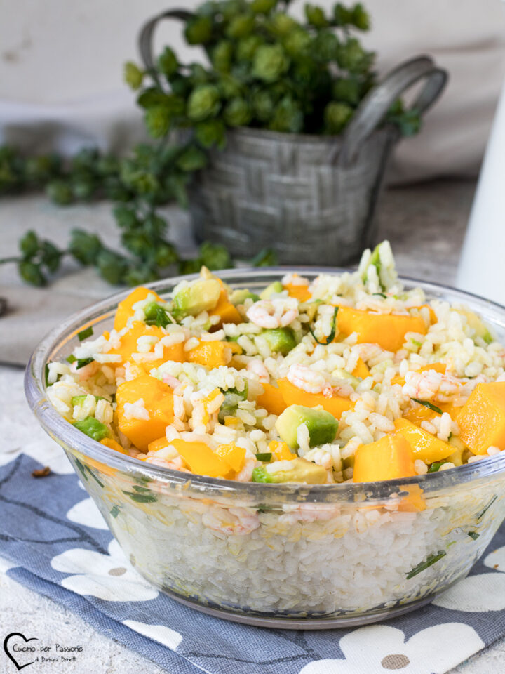 Riso freddo con gamberetti mango e avocado