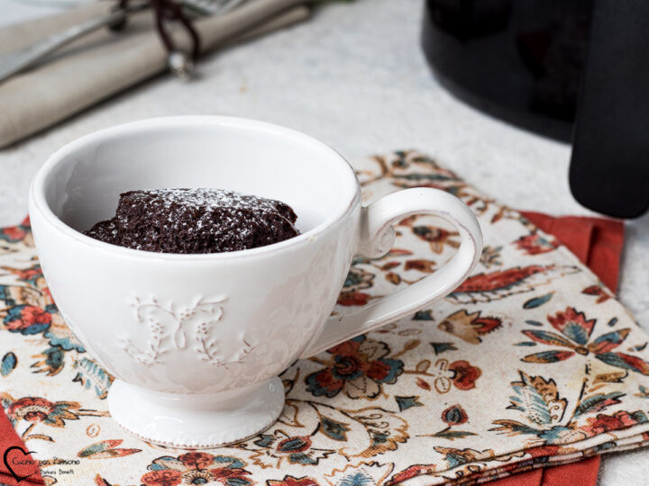 Torta in tazza in friggitrice ad aria