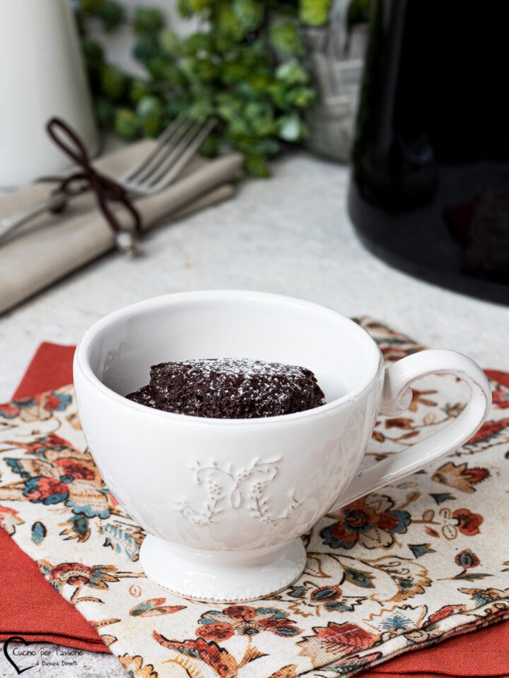 Torta in tazza in friggitrice ad aria