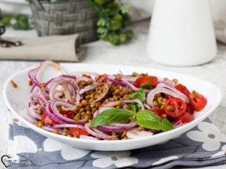 Insalata di lenticchie con pomodorini e cipolla