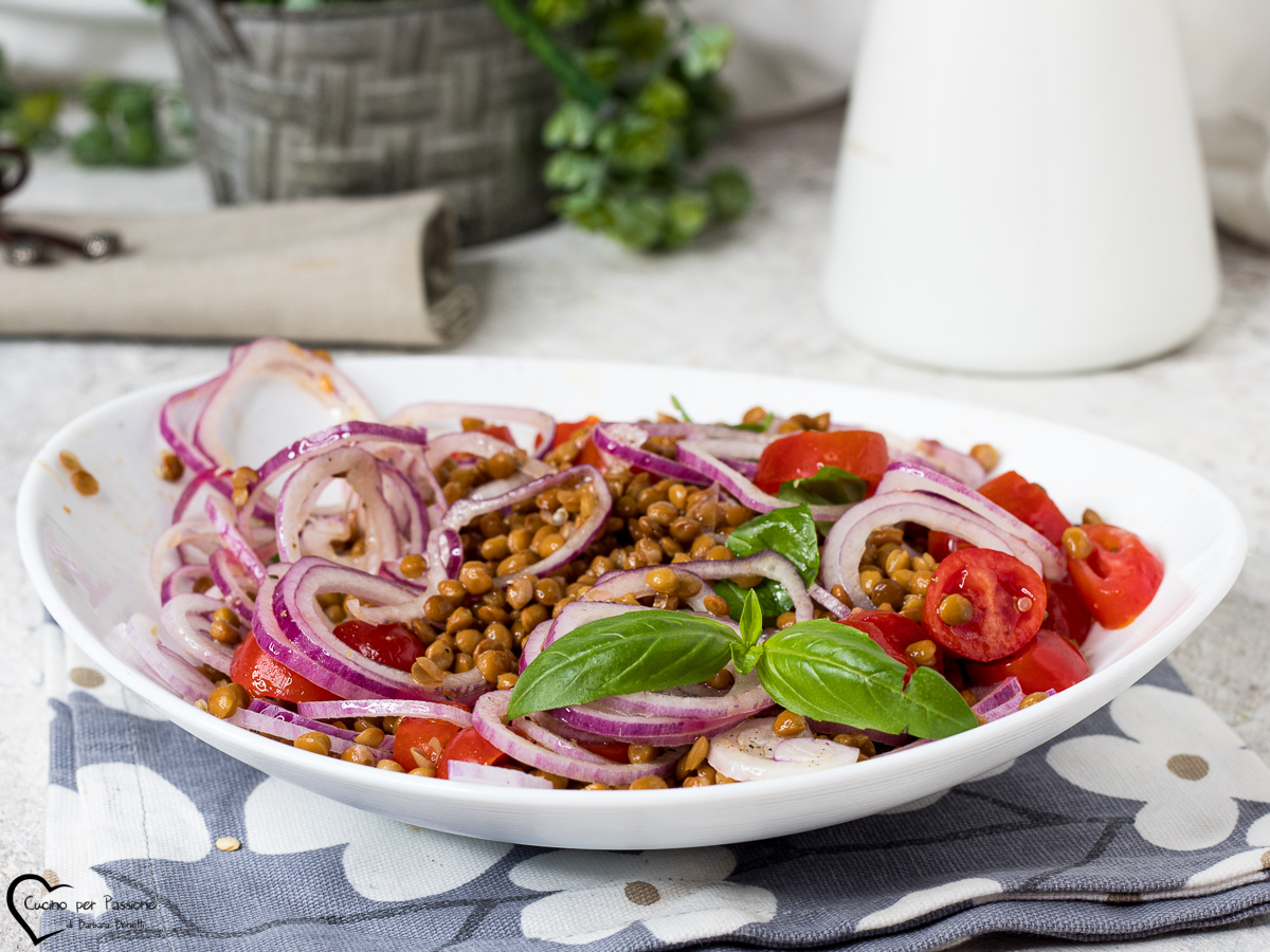 Insalata di lenticchie con pomodorini e cipolla