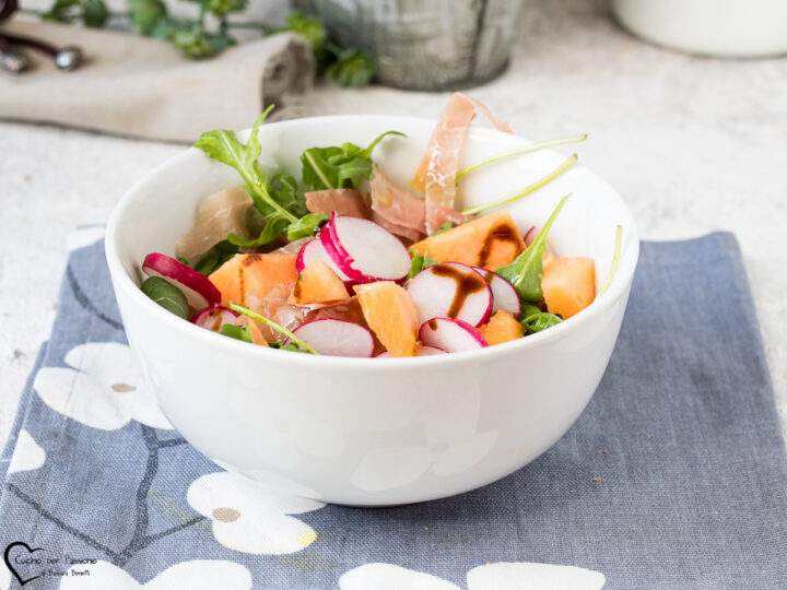 Insalata di melone con prosciutto crudo, rucola e ravanelli