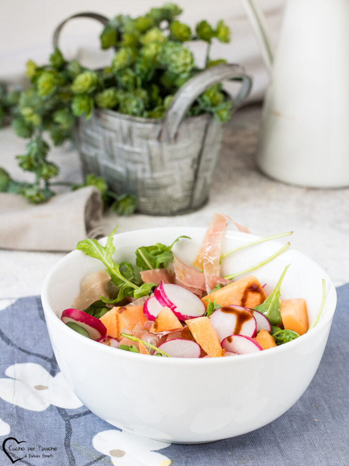 Insalata di melone con prosciutto crudo, rucola e ravanelli
