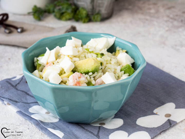 Insalata di riso con gamberetti mozzarella e avocado