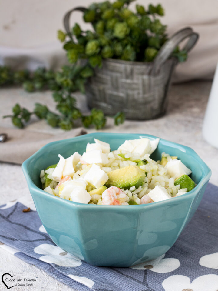 Insalata di riso con gamberetti mozzarella e avocado