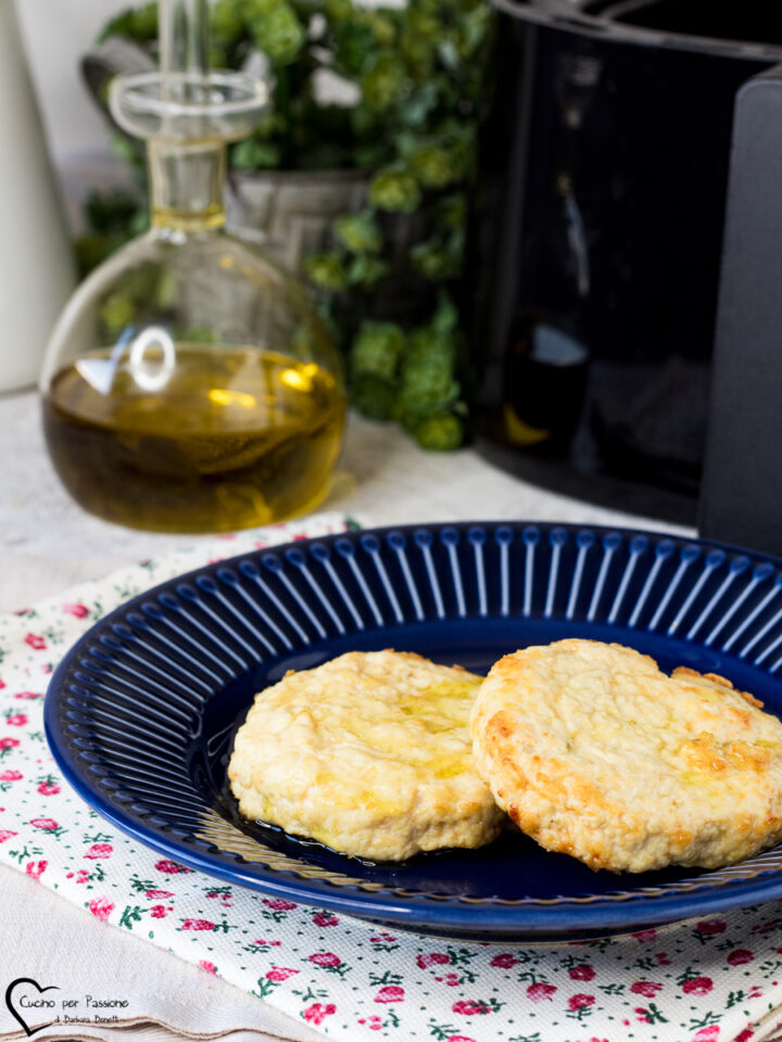 Hamburger di pollo in friggitrice ad aria