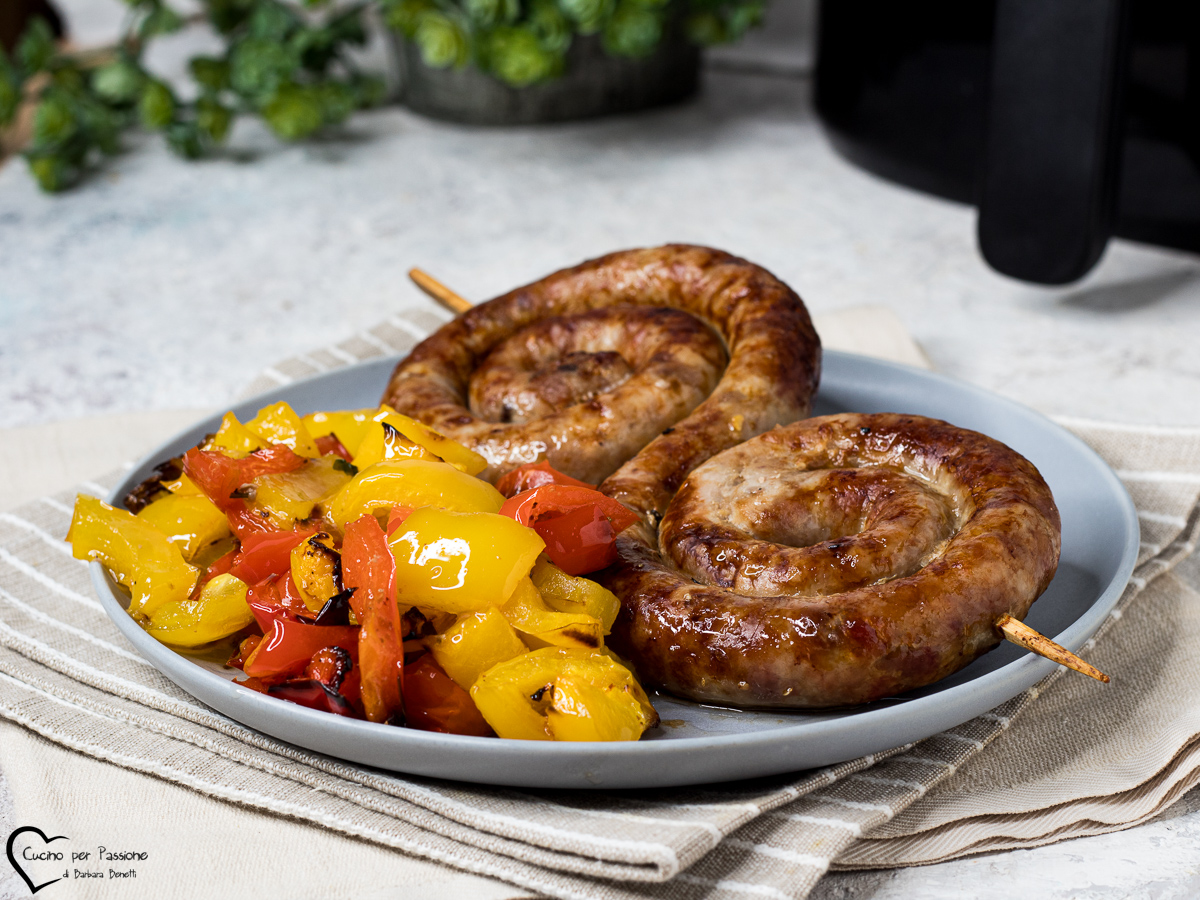 Salsiccia e peperoni in friggitrice ad aria